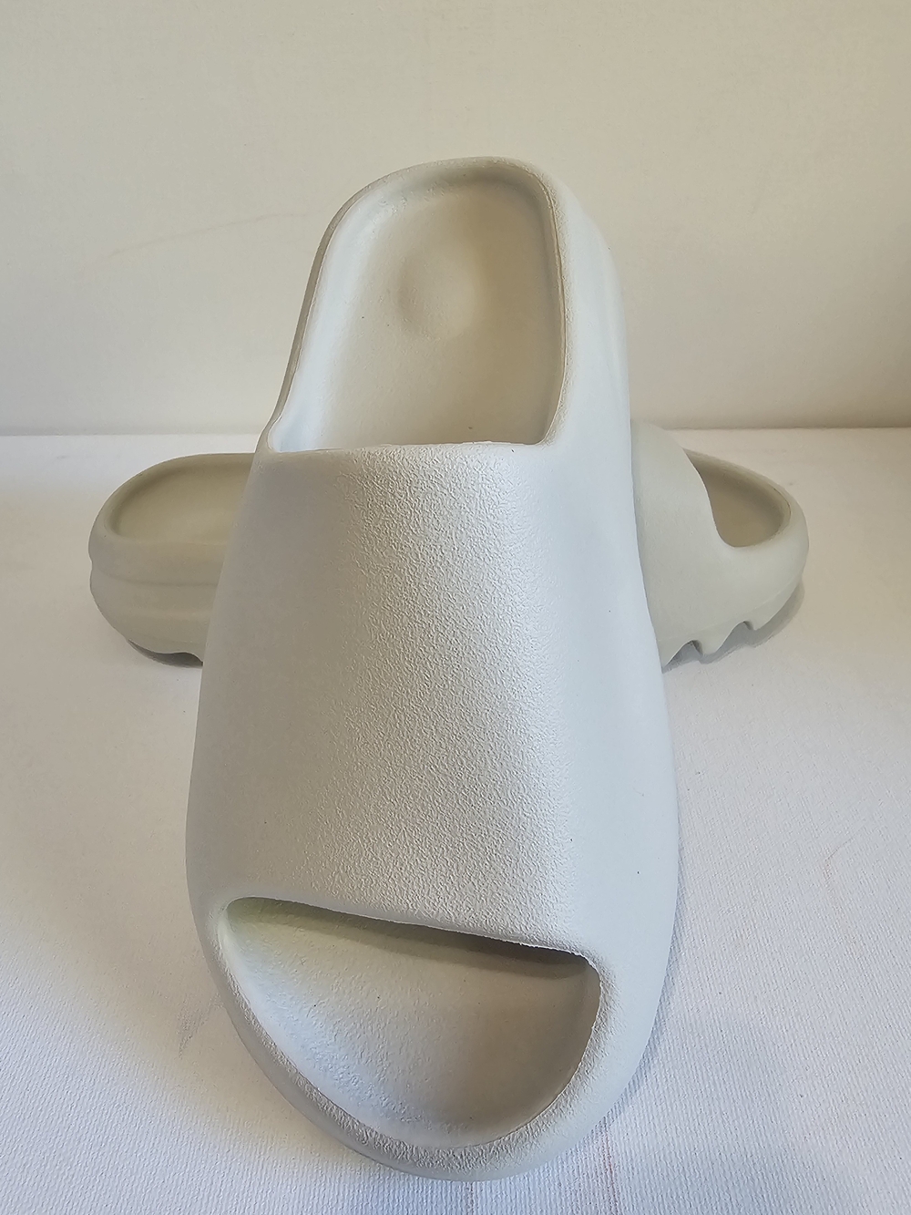 Yeezy Mens Cream Slides M8/W9.5-10